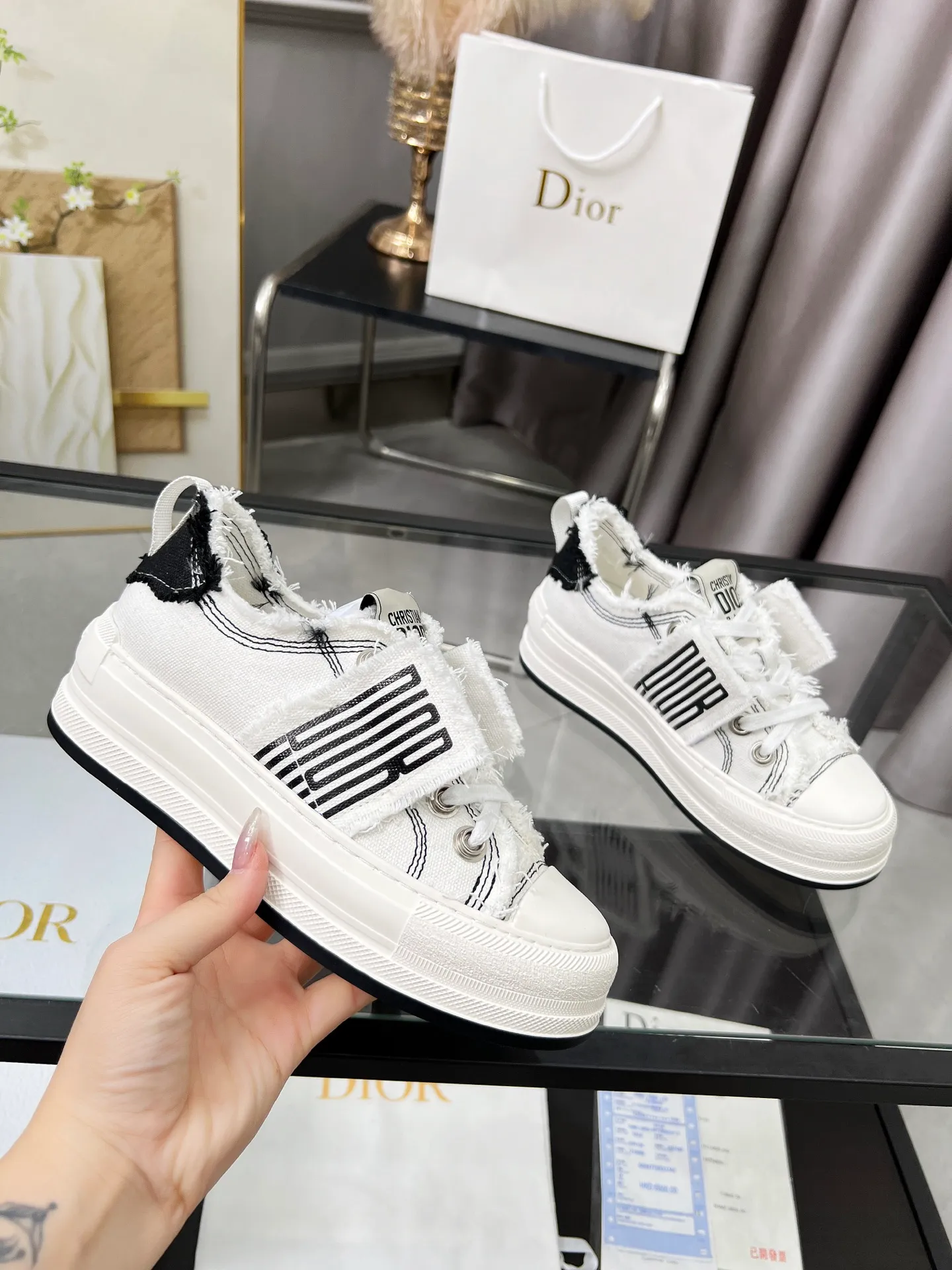 Men's Men's Shoes 💰480 Dior Dior 2025 Presbyopia Embroidery Thick-soled Canvas Shoes Casual Sneakers This Walk'n'Dior thick-soled sneaker is a fashionable item that enhances the style of the series. Oblique printed cotton embroidered upper with comfortable platform sole, tongue and Christian Dior Homme 💰aris signature laces. Can add fashionable temperament to any casual look Size: 35-45